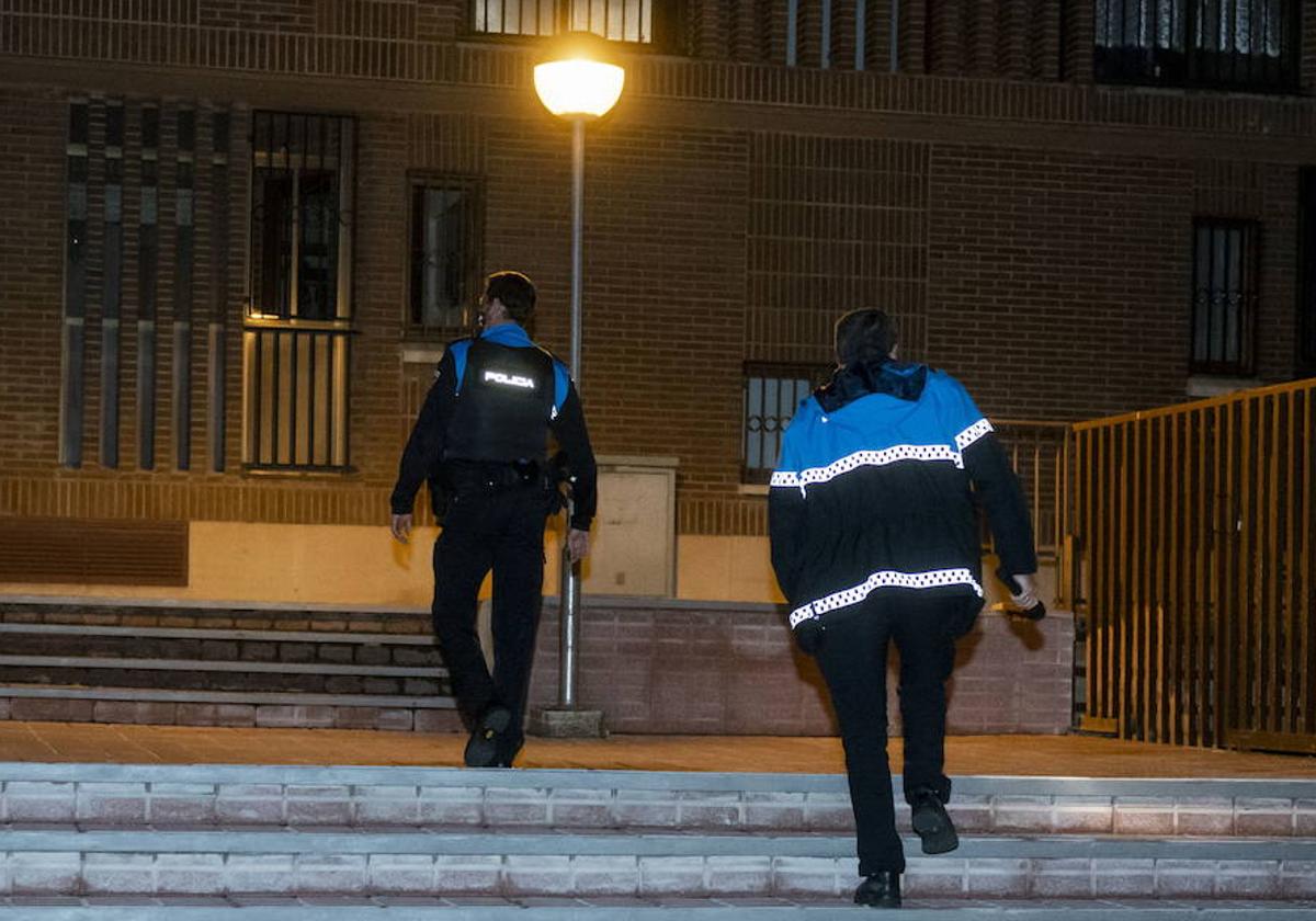 Una patrulla nocturna de la Policía Local, en un barrio de Segovia.