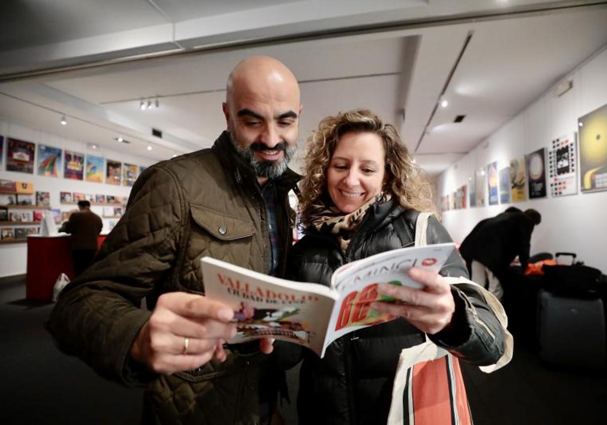 José Luis González y Gema Gómez, en el Calderón, ojean la guía de la Seminci.