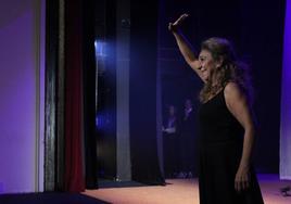 Lolita saluda al público segoviano tras finalizar su actuación en el teatro Juan Bravo.