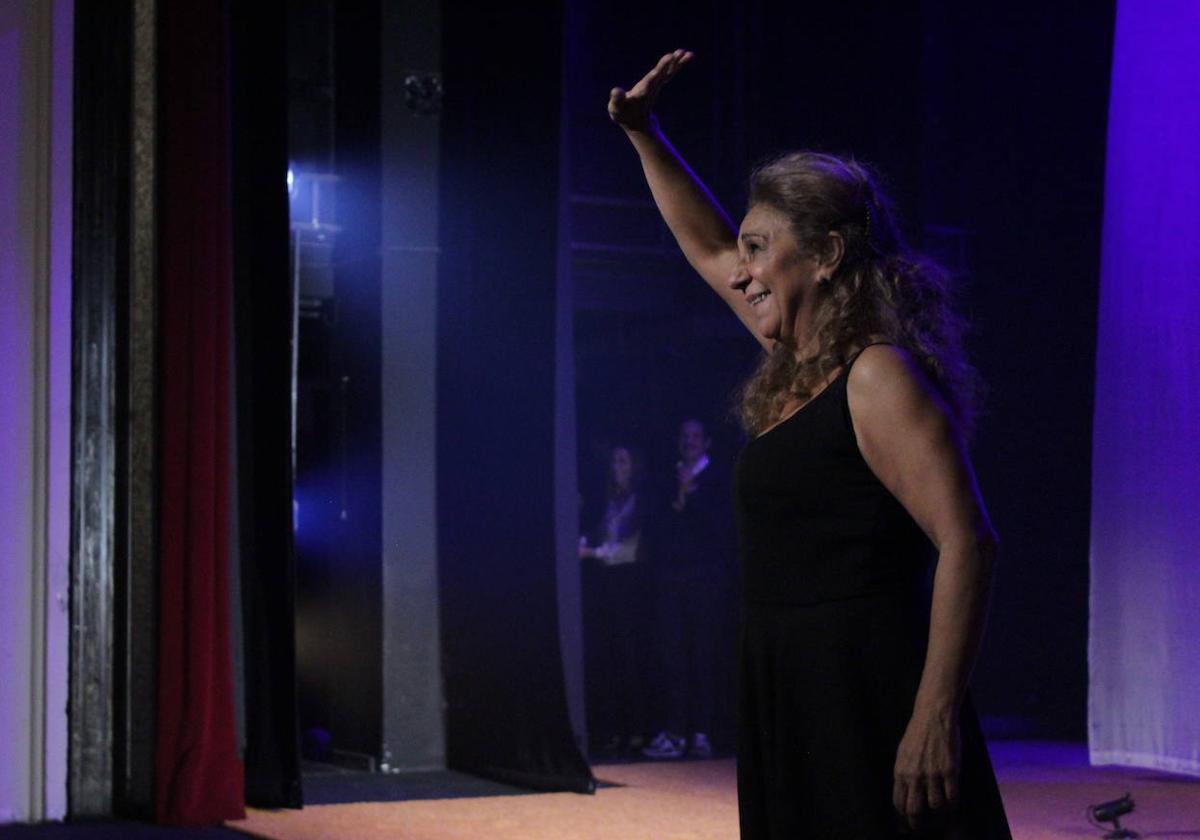 Lolita saluda al público segoviano tras finalizar su actuación en el teatro Juan Bravo.