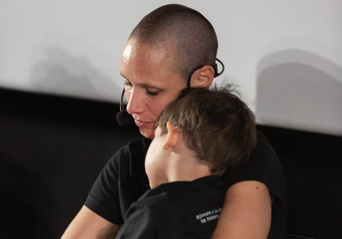 Marta abraza a su hija Daniela, que el 11 de octubre celebró su primer cumpleaños en seis años.