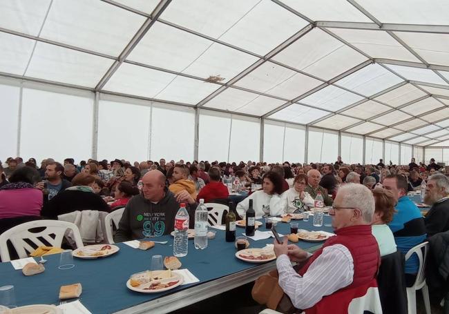 Los más de 700 participantes en la cita compartieron una comida de hermandad