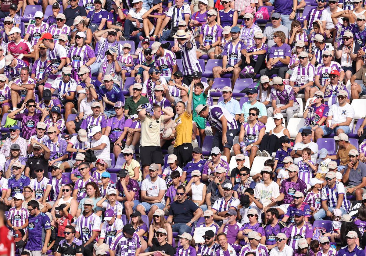 Aficionados del Real Valladolid en las gradas de Zorrilla durante el partido contra el Mirandés.