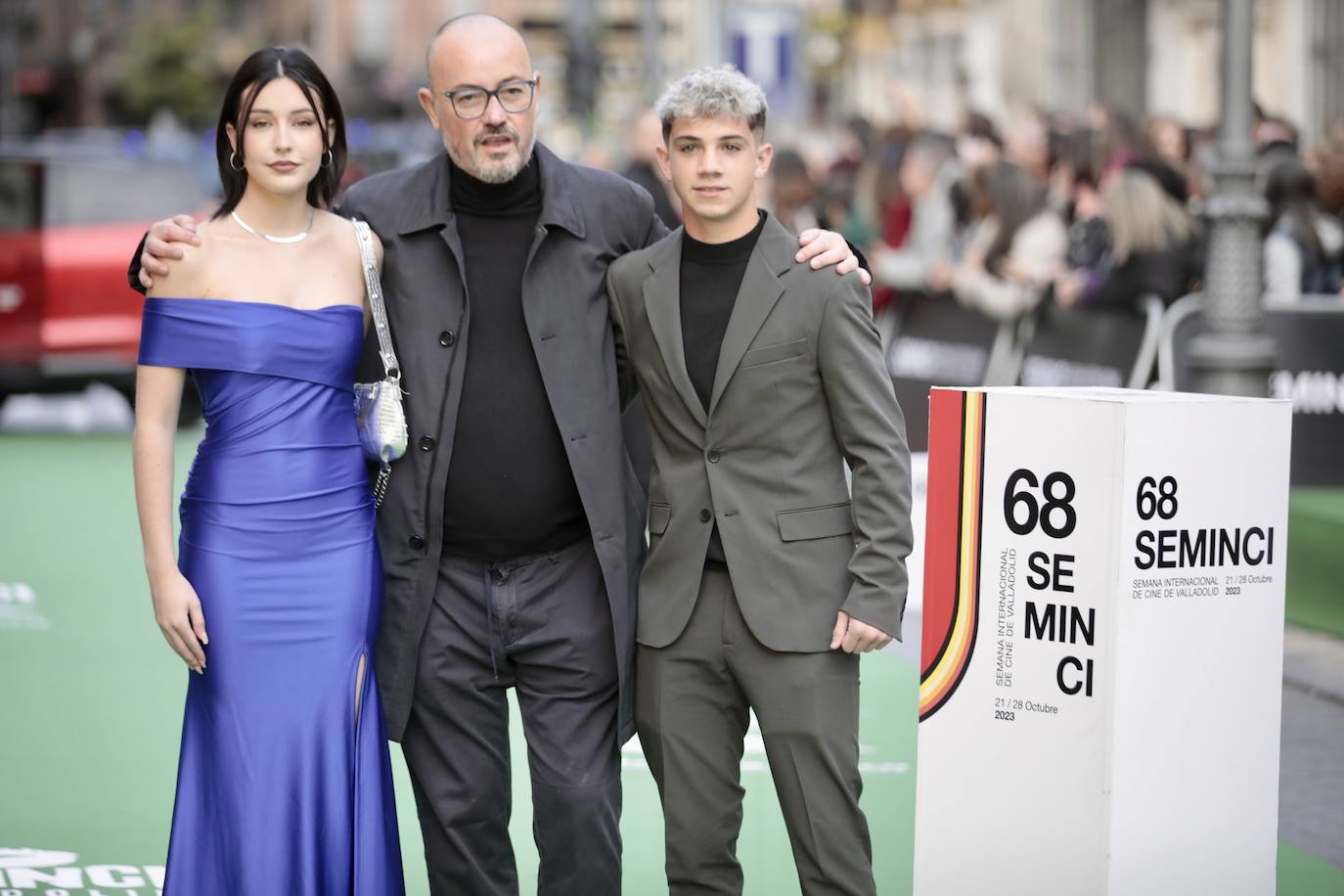 Los jóvenes actores Lupe Mateo y Agustín Domínguez junto al director Manuel Martín Cuenca