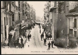 La calle de Santiago, con la iglesia a la derecha, a principios del siglo XX.