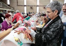 Una mujer en el encuentro de encaje de bollillos en el Polideportivo de la Rondilla