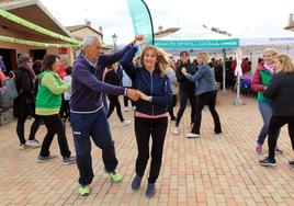 Varias personas participan en la clase magistral de baile con carácter solidario.