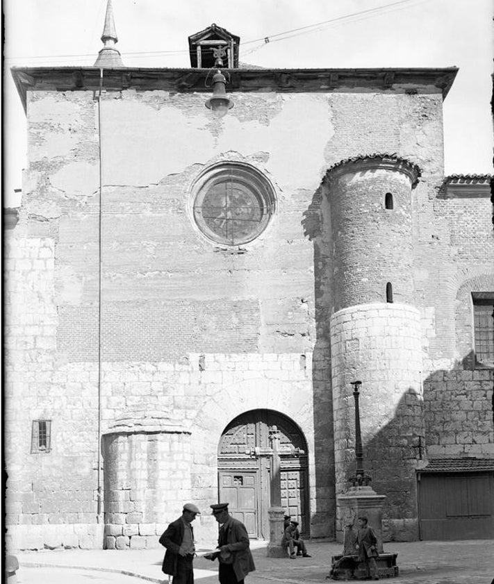 Imagen secundaria 2 - Diferentes panorámicas de la calle de Santiago y la iglesia en los primeros años del siglo XX.