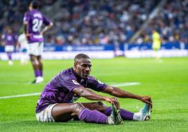 Mamadou Sylla estira en el suelo tras el pitido final del partido entre Espanyol y Real Valladolid.