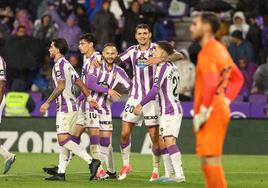 Iván Sánchez y Montiel celebran el segundo gol con Juric.