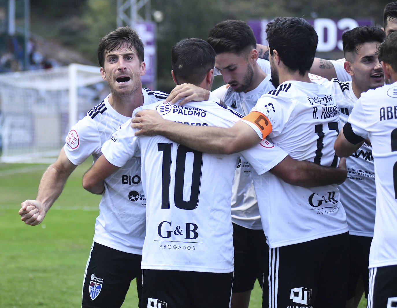 Jugadores de la Segoviana celebran el tanto del empate.