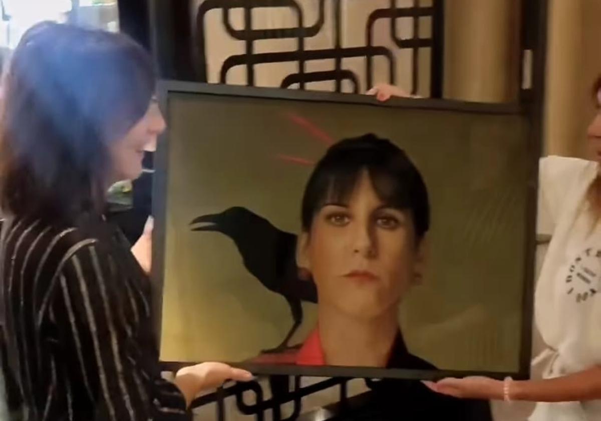 Malena Alterio recibe el retrato de Laura Serrano.