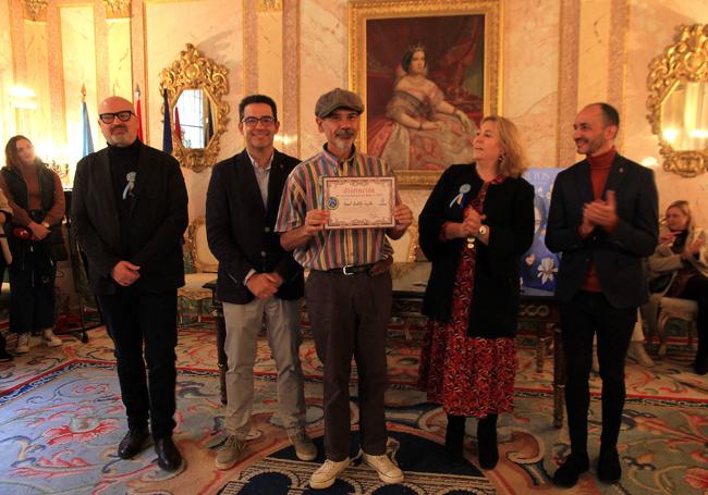 Un hombre argentino sujeta con gran orgullo su diploma de 'Majo 2023'.