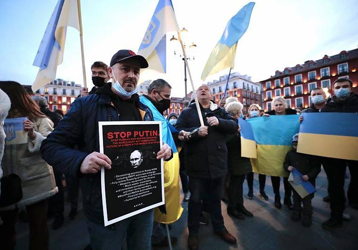 Concentración contra la guerra en Ucrania en la Plaza Mayor de Valladolid, en febrero del año pasado.