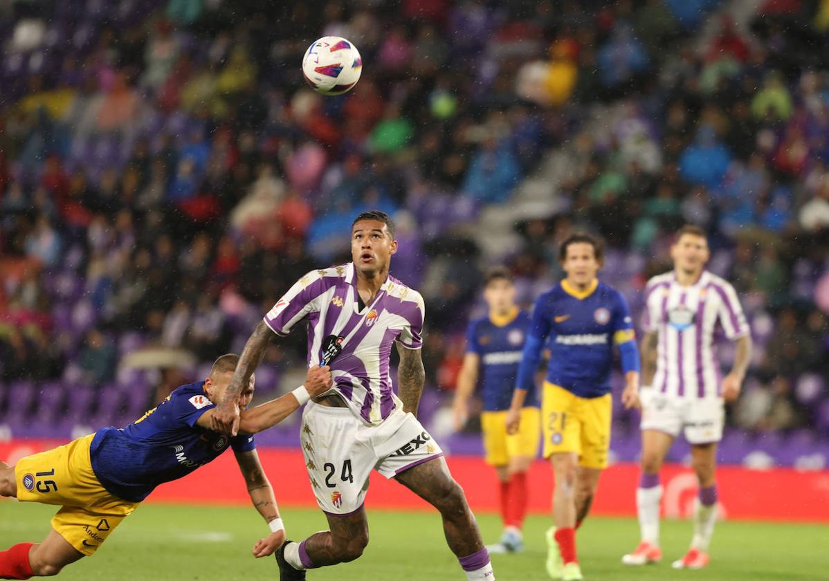 Kenedy le hace un sombrero a un defensor del Andorra en la ocasión más clara que tuvo.