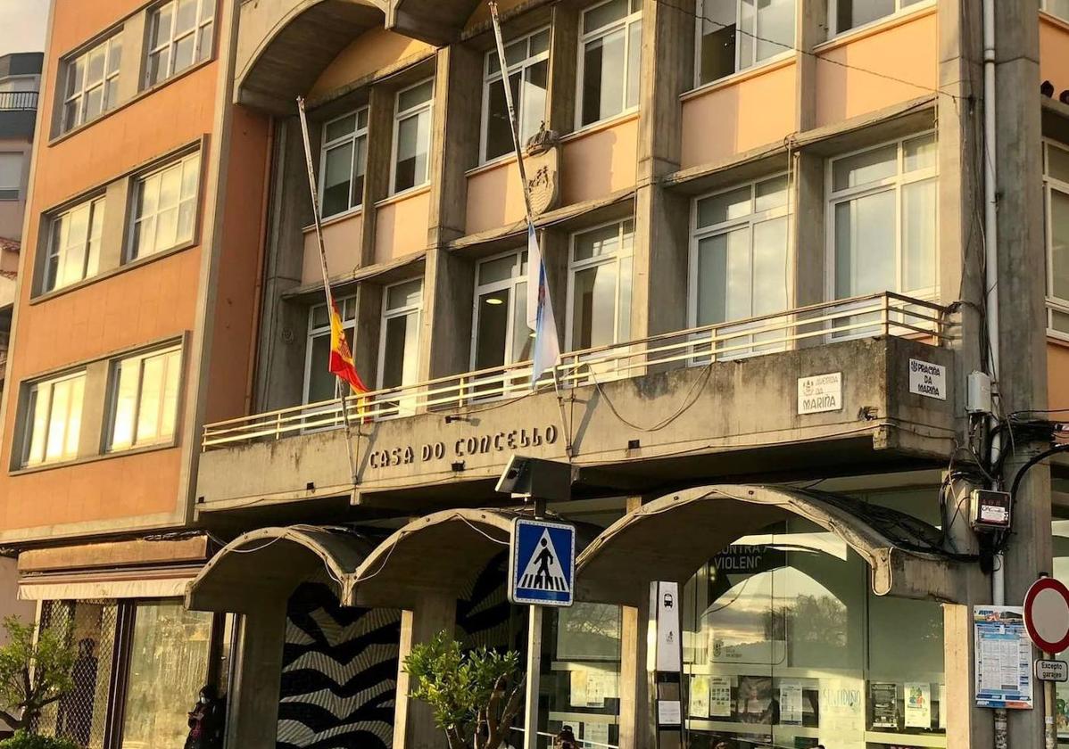 Banderas del Ayuntamiento de Sada ondean a media asta.