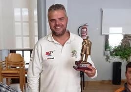 Alberto Vegas recibe el trofeo de ganador del campeonato.