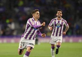 Joni Montiel celebra el gol de falta, perseguidos por Monchu.