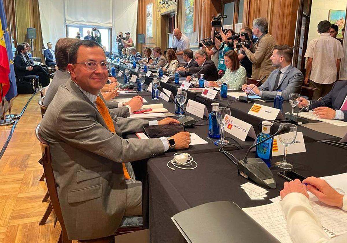 Fernando Rubio, en una reunión relacionada con la Unión Europea dentro de sus funciones como director general de Acción Exterior de la Junta.