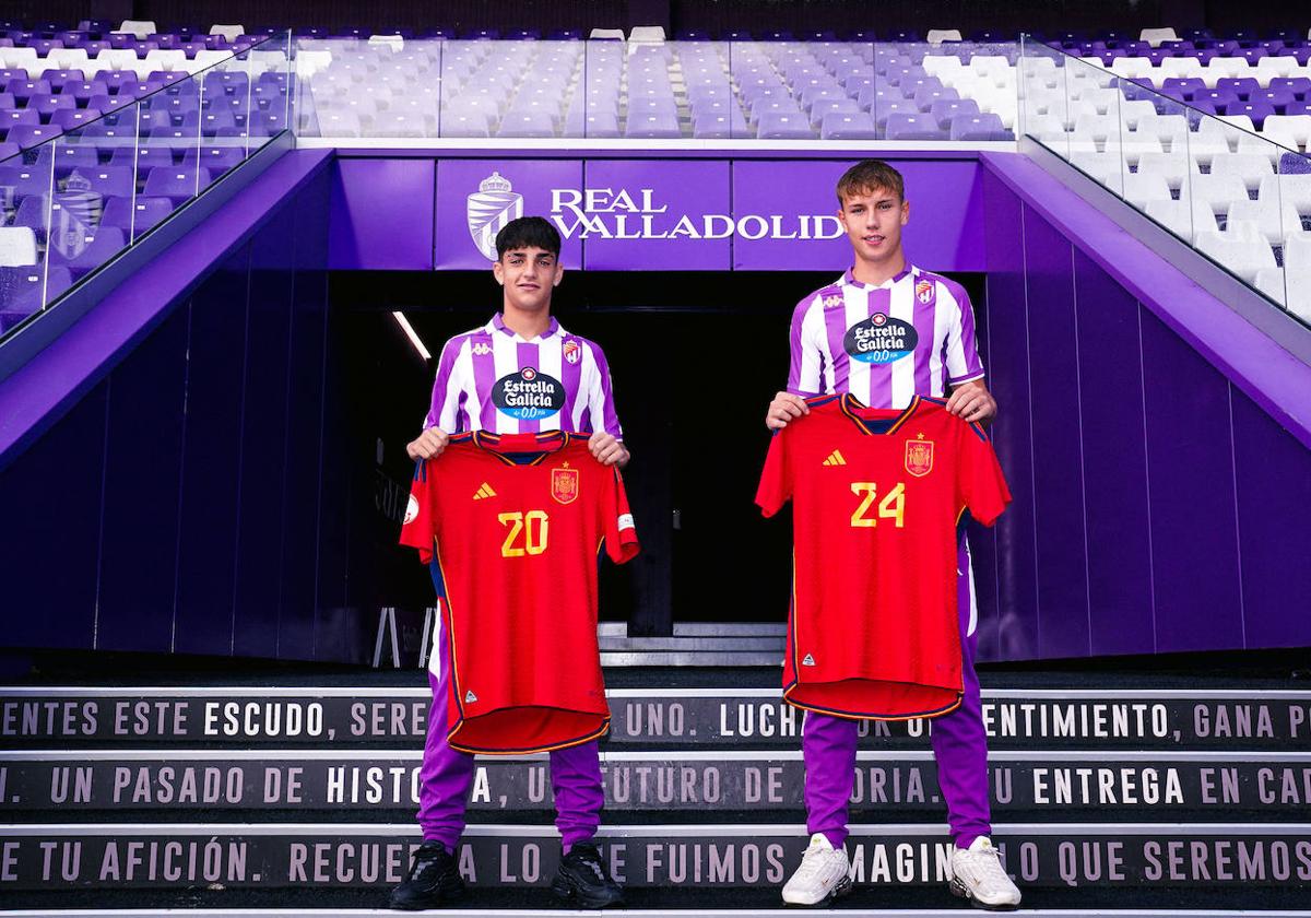 Víctor Fernández (i) y Arnu (d) posan con la camiseta del Real Valladolid y de la selección española en el túnel del José Zorrilla.