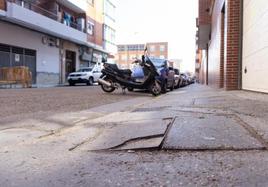 Aceras de brea en el tramo que se va a urbanizar en la calle Hermanitas de la Cruz.