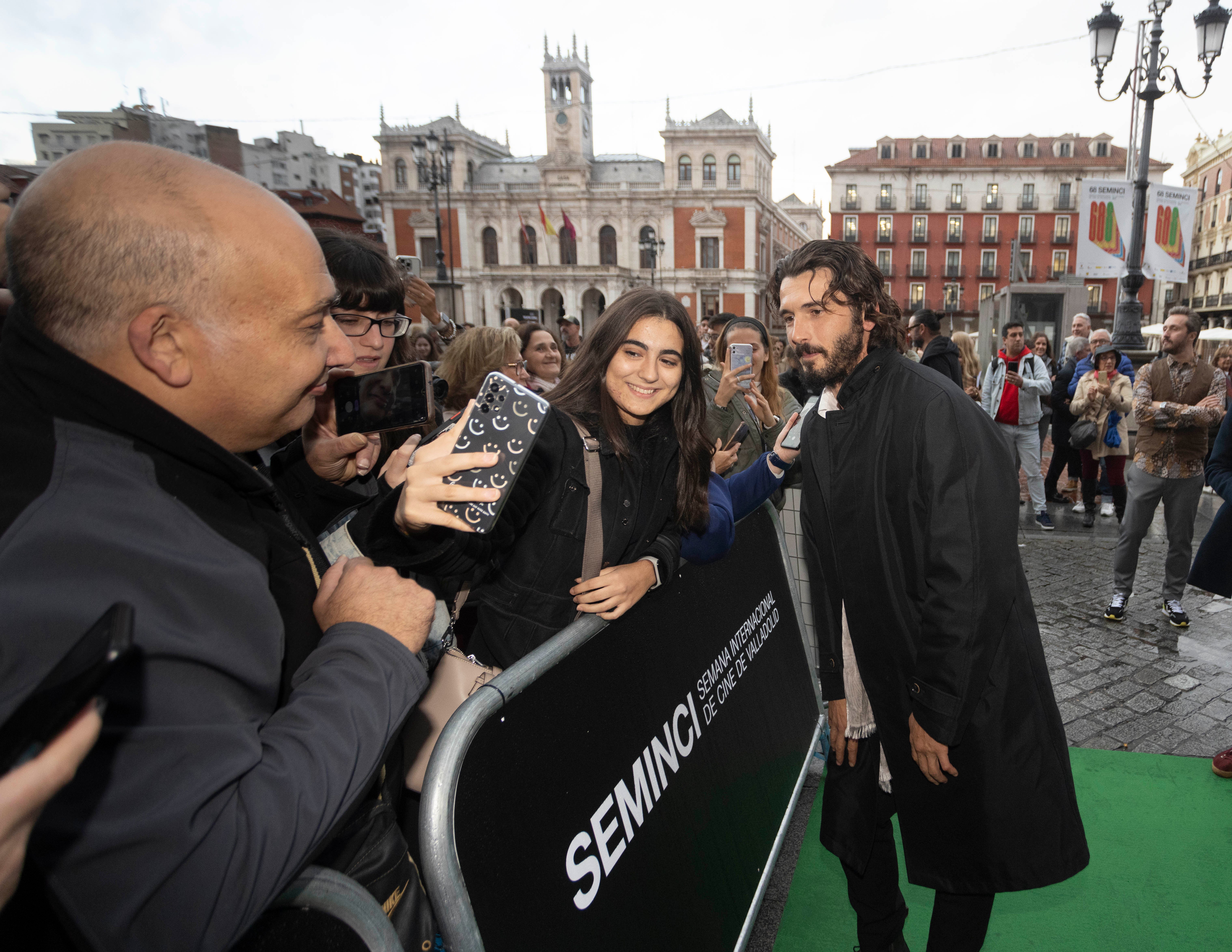 Yon González se hace fotos con una fan en la entrada del Teatro Zorrilla.