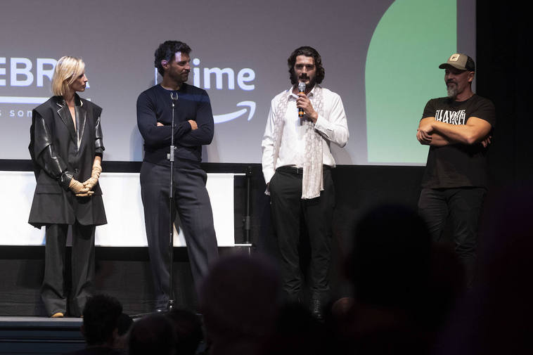 El reparto de la serie, Olivia Baglivi, Francisco Ortiz y Yon González, junto con el escritor de 'Memento Mori', César Pérez Gellida.