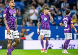 Monchu y Juric hablan tras el primer gol del Espanyol, con Kenedy muy serio por detrás.