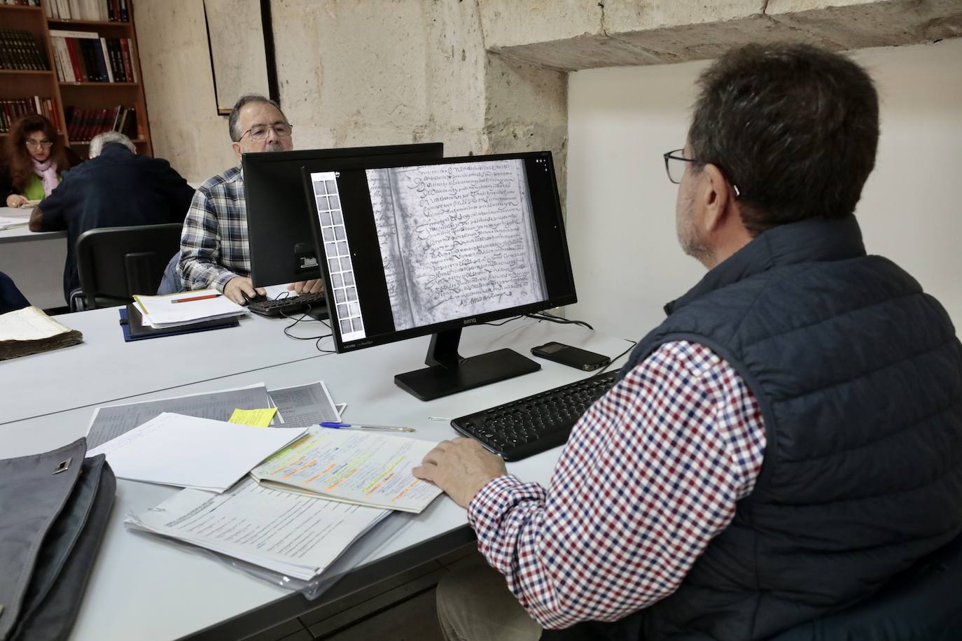 Varios investigadores, en la sala de consulta del archivo diocesano y de la catedral.