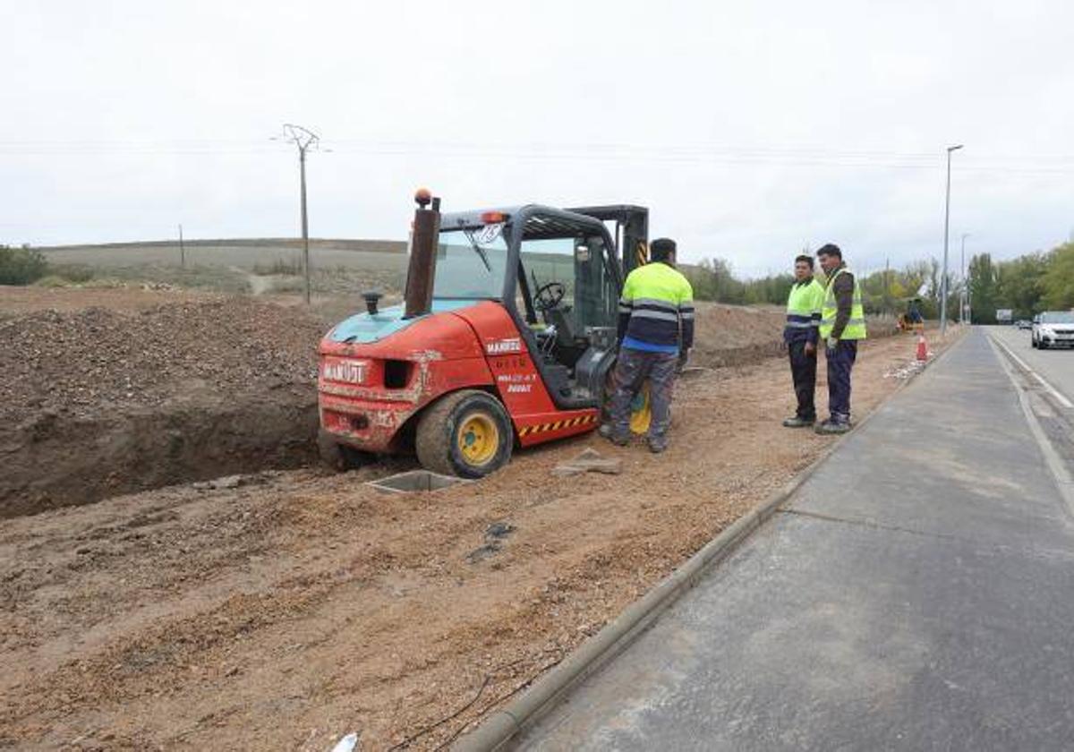 Trabajos de construcción del carril bici hasta Villalobón.