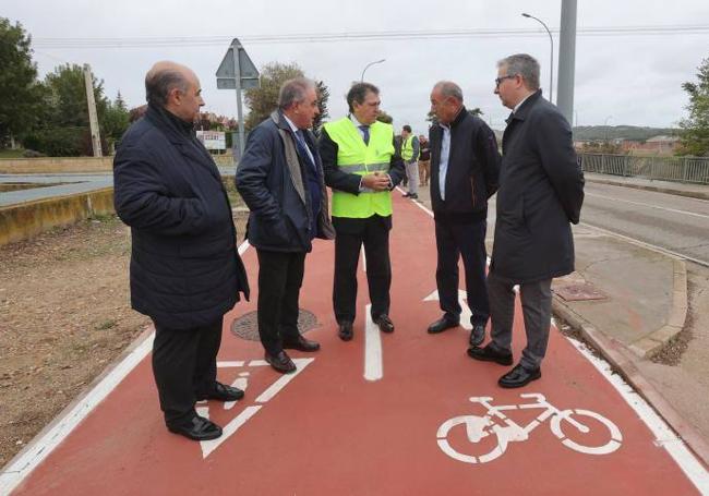 Los representantes de las administraciones públicas visitan el carril bici de Villalobón.