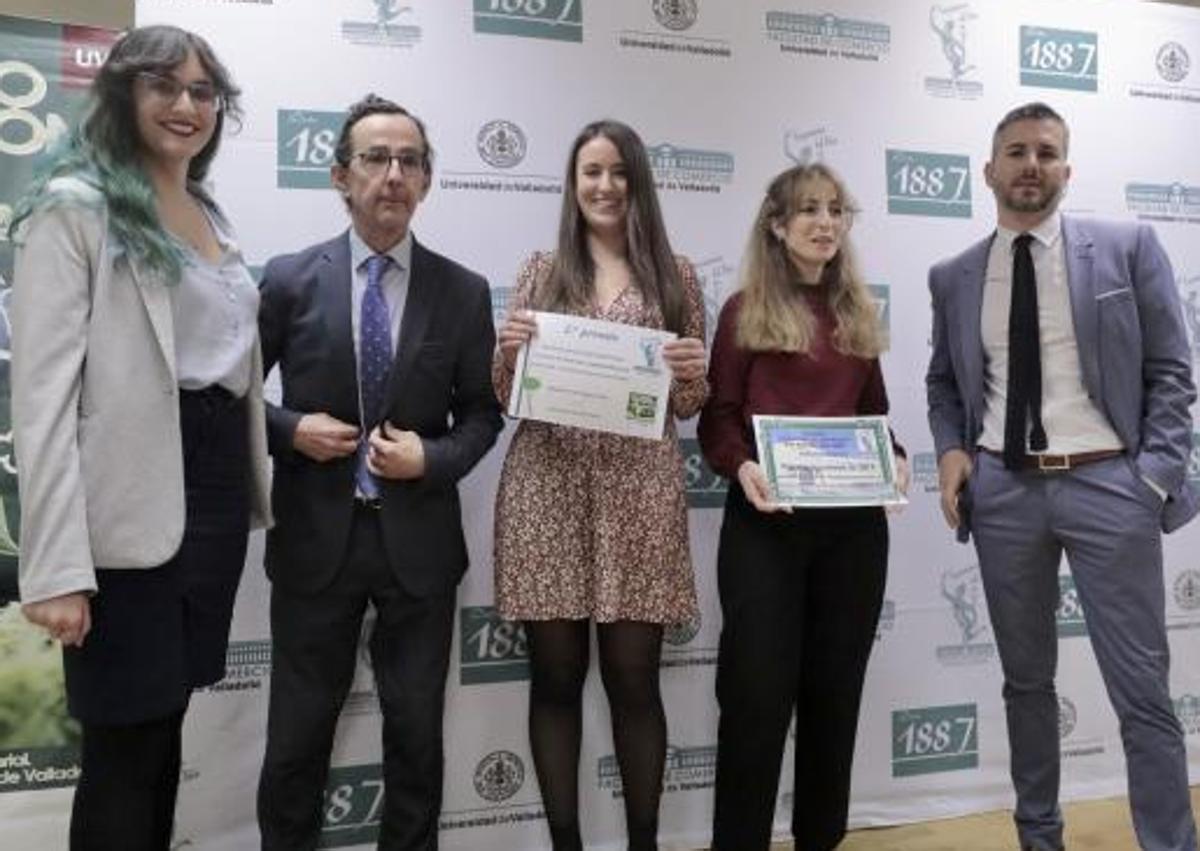 Imagen secundaria 1 - Los finalistas del premio Creación de Empresas posan con el jurado. 