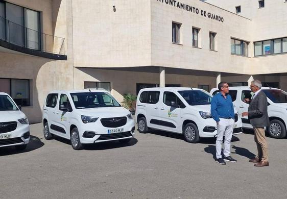 El alcalde, a la derecha, tras recibir los vehículos.