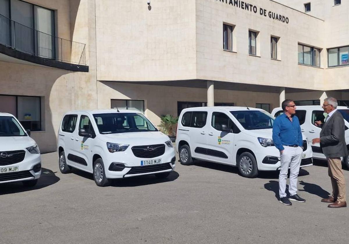 El alcalde, a la derecha, tras recibir los vehículos.