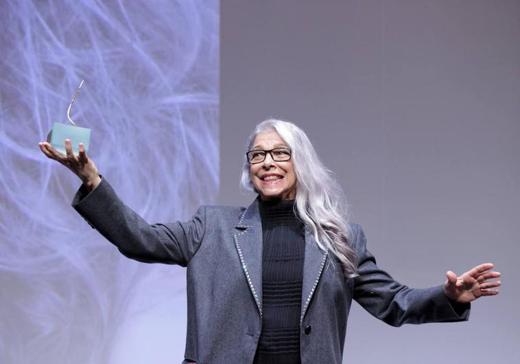 Kiti Mánver, muestra su Espiga de Honor en el teatro Zorrilla.