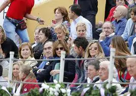 Fernández Tapias, entre su mujer y su suegra, Celinda Sánchez, en los toros en Palencia en 2015.