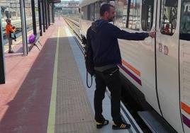 Un pasajero a punto de subirse a un tren en la estación Campo Grande de Valladolid.