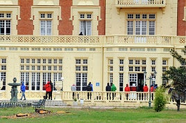 Inmigrantes realojados en el balneario de Las Salinas de Medina del Campo.