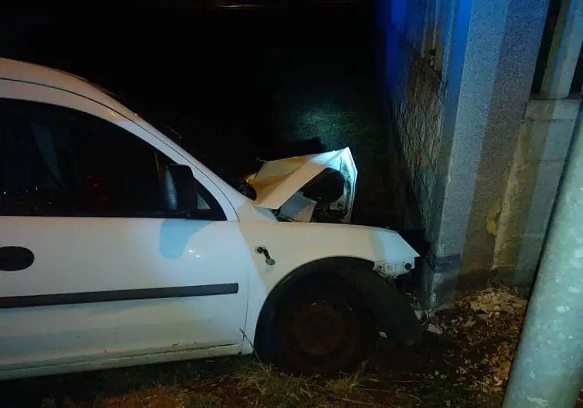 Así ha quedado el coche tras el impacto con la vivienda.