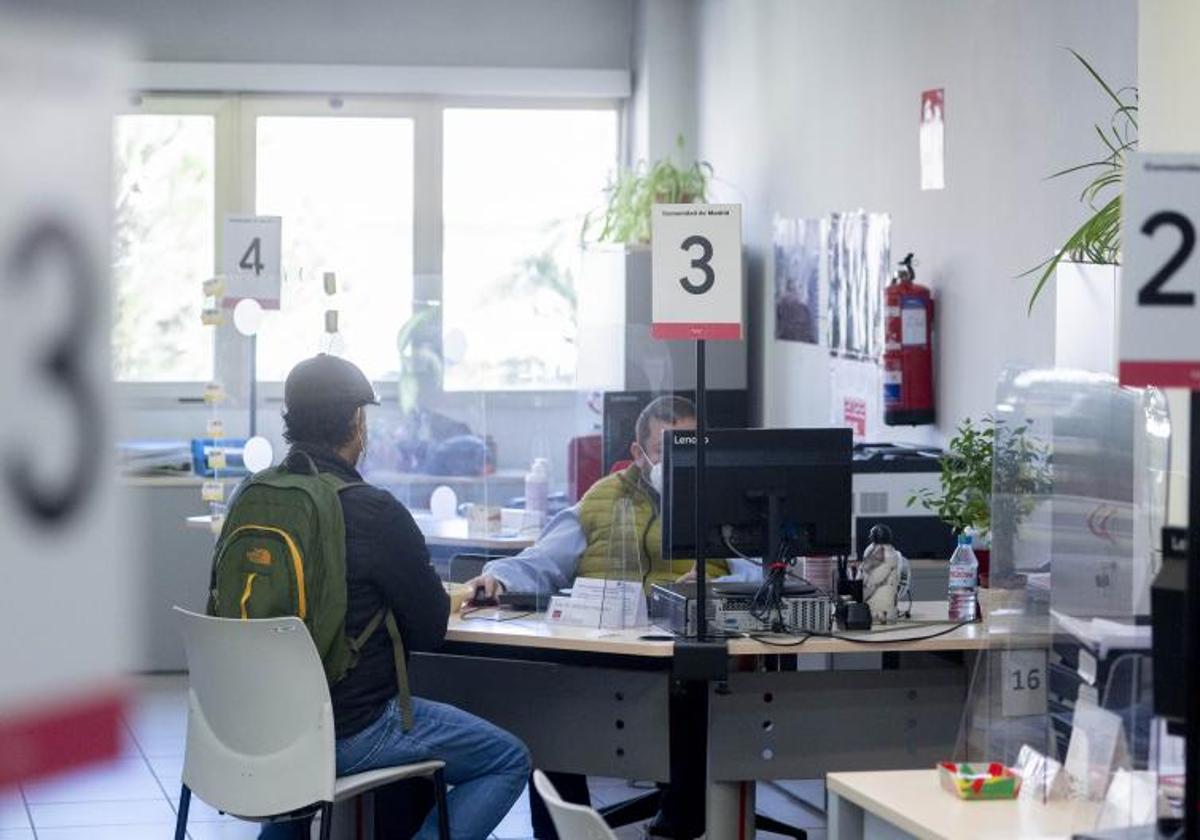 Un hombre es atendido en una Oficina de Empleo.