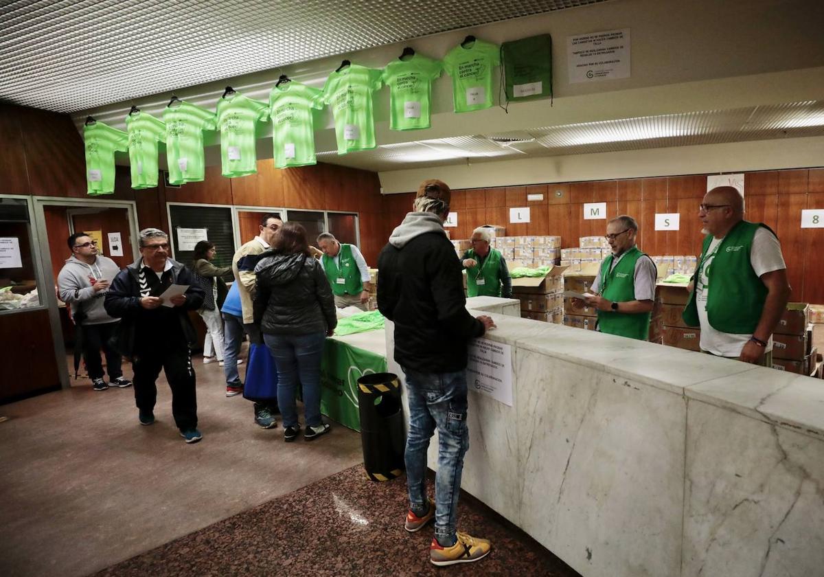 Inscripciónes para la Marcha contra el Cáncer, en el local de Menéndez Pelayo.