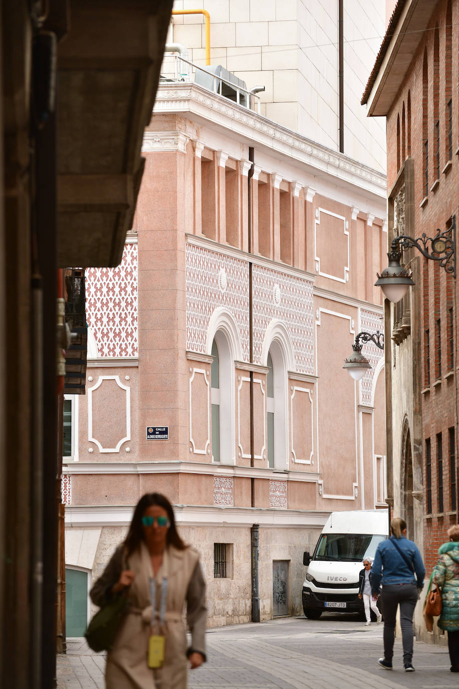 Un paseo en imágenes por la calle San Juan de Dios