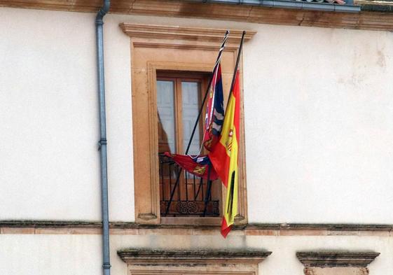 Banderas colgadas en el Ayuntamiento de Riaza con un crespón negro.