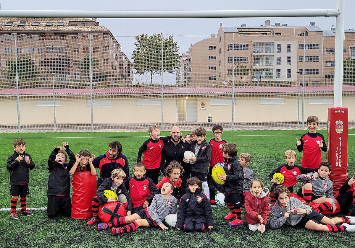 Niños que forman las categorías inferiores del club junto a sus técnicos.