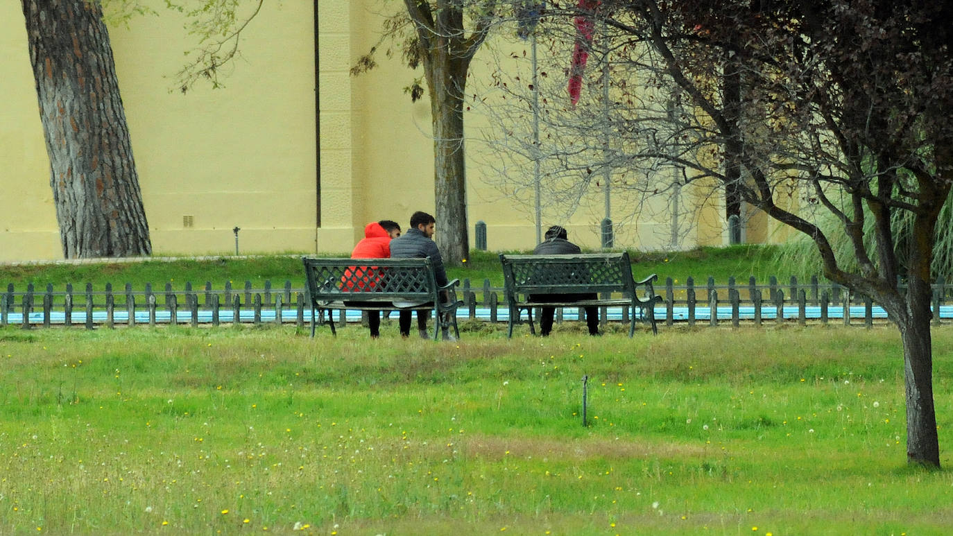 Tres personas conversan en el jardín de Las Salinas.