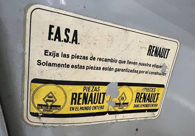 Una pegatina advierte de que solo las piezas originales tienen garantía de Renault.