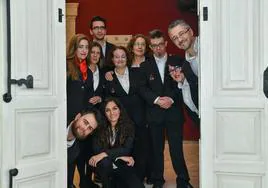 Parte del equipo de acomodadores del Teatro Calderón.