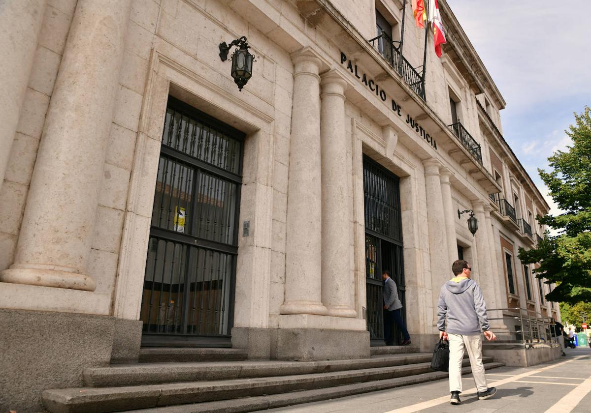 Entrada a la Audiencia de Valladolid.