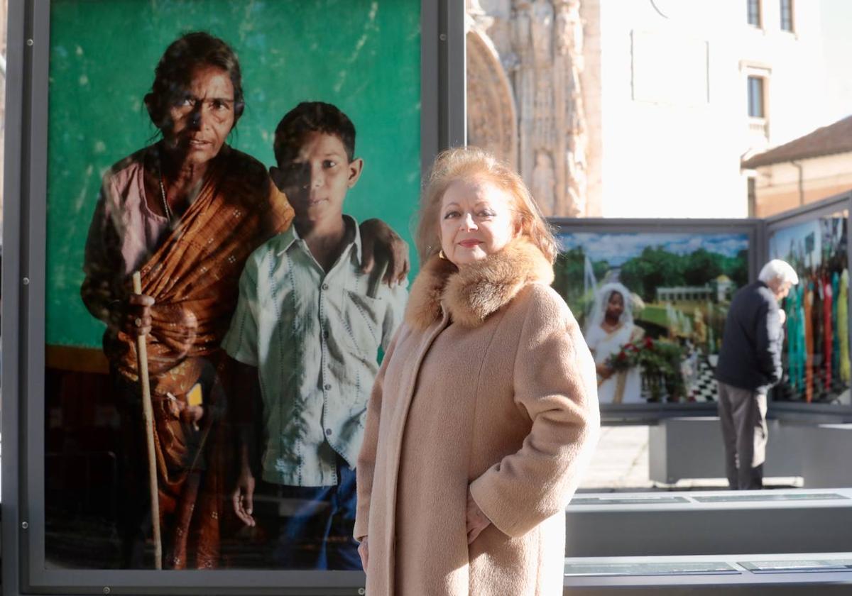 Cristina García-Rodero en una exposición con fotografías suyas en la plaza de San Pablo en diciembre del pasado año.