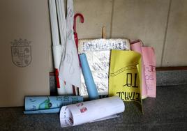 Los trabajadores tuvieron que dejar pancartas y carteles fuera para entrar en el pleno.